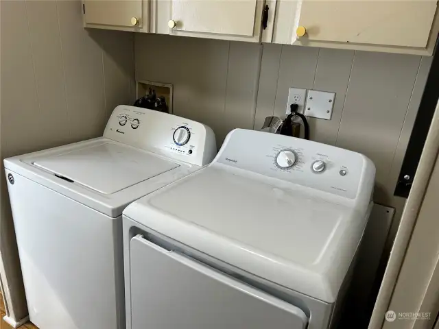 Washer & dryer off hallway included