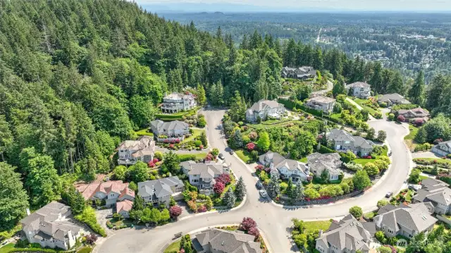 Local access to trails and nearby parks including Cougar Mountain Regional Park
