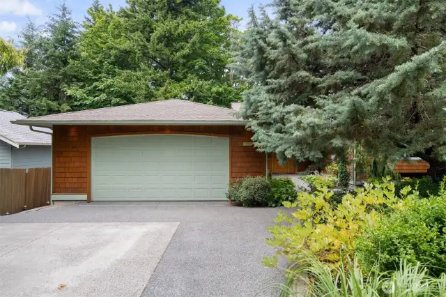big oversized garage no stairs to the house