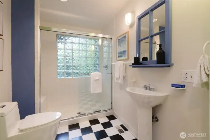 Second bath on entry level