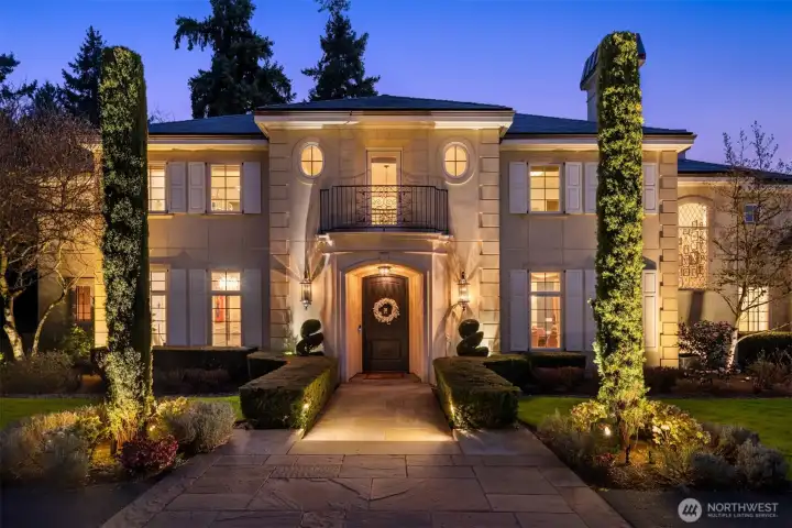 Set behind gates within one of Medina’s most cherished enclaves, this incredibly rare estate overlooks the prestigious Overlake Golf & Country Club and offers an extraordinary blend of privacy, elegance, and resort-style living.