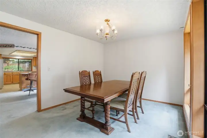 Formal dining area, carpet