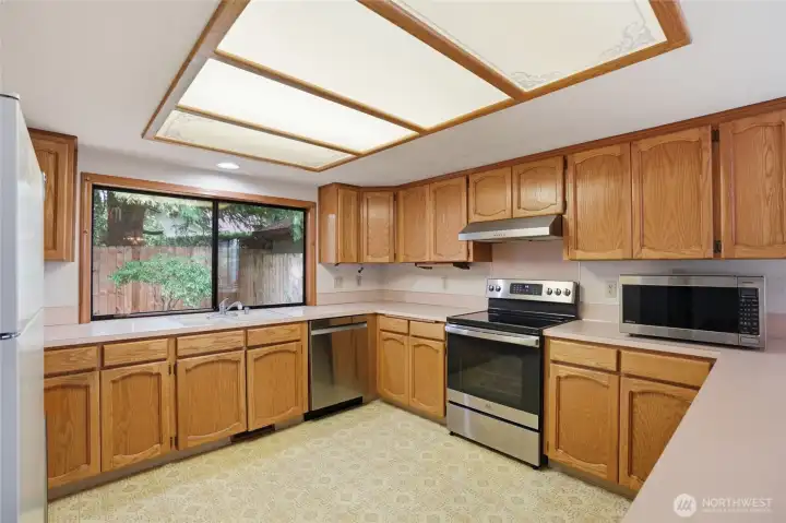 Kitchen, stainless appliances