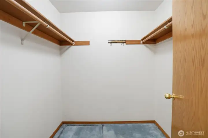 Walk-in closet, carpet