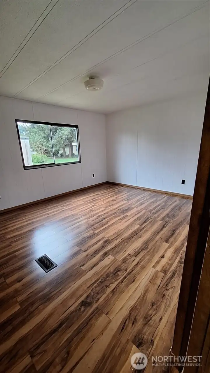 LARGE WINDOW IN THE PRIMARY BEDROOM, ADDS  NATURAL LIGHTING.