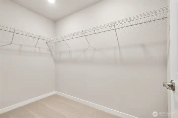 Lots of space summer wardrobe! Photo's are for representational purposes only. Colors and finishes may differ.