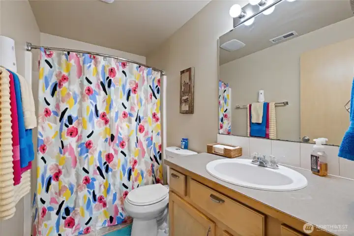 Upstairs main bathroom