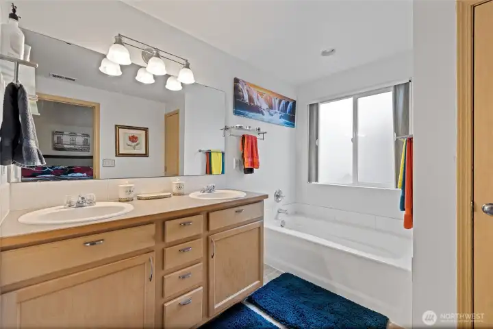 Master Full ensuite bathroom