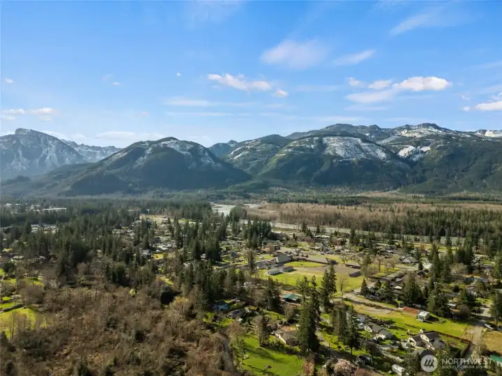 Just minutes to the Cascade Mountains and outdoor recreation