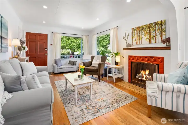 Light streams in to this spacious living room.