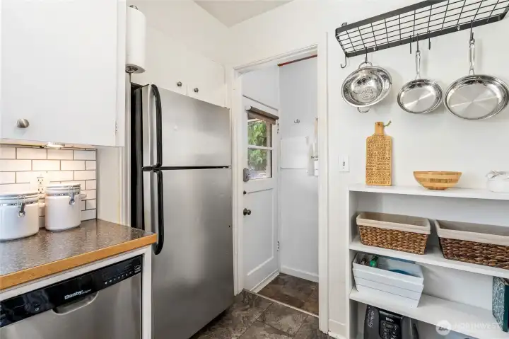 The hanging pot rack adds even more funcional storage.