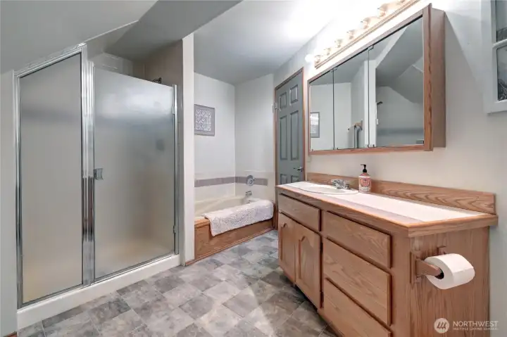 Jetted Tub for Ultimate Relaxation