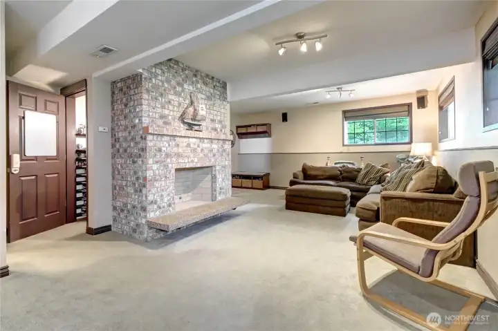 Beautiful Wood Burning Fireplace - Already Set Up For Gas Insert If Desired!