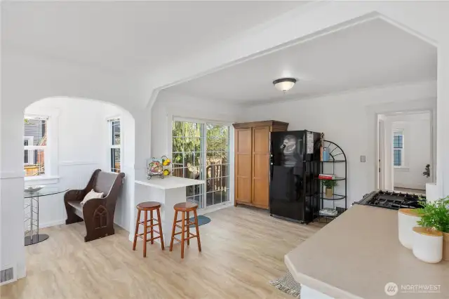 Large kitchen w/adorable eating nook