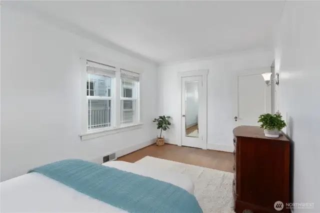 Primary suite w/walk in closet