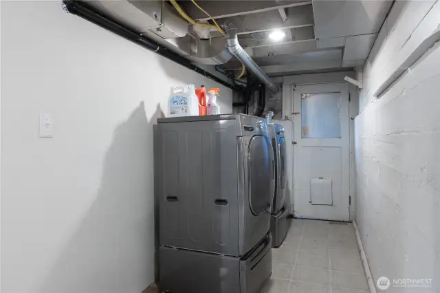 Laundry area w/exterior access