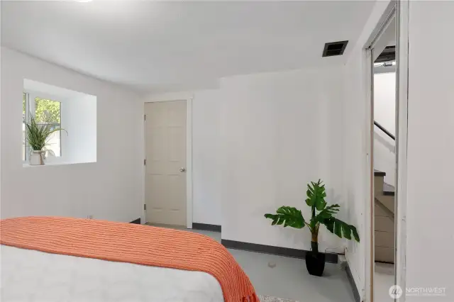 2nd bedroom w/walk in closet