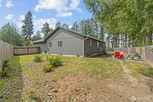 Unaltered photo of the back right of the yard and home.