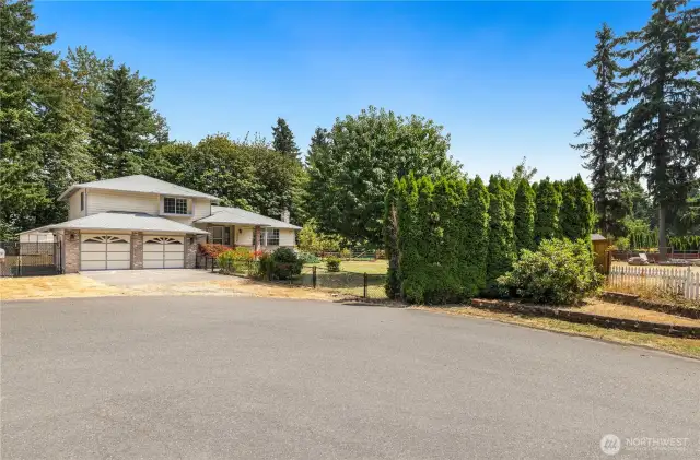 The tranquil cul-de-sac location features minimal vehicular traffic, creating an ideal environment for bicycle use within the neighborhood. Lake View Elementary School is situated within the community, approximately 0.8 miles away by bicycle and auto (or just 0.4 as the crow flies!)