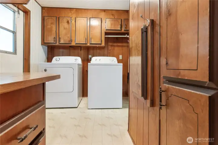 LARGE UTIOITY MUD ROOM