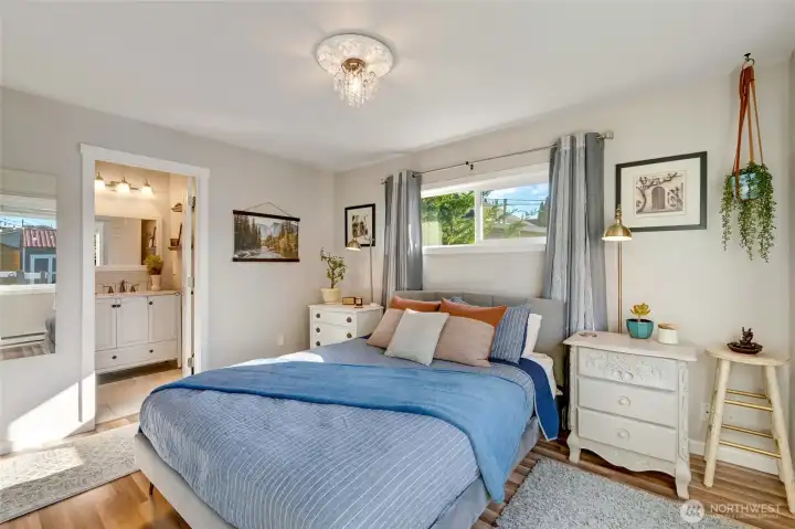 Attached en-suite bath & big closet…