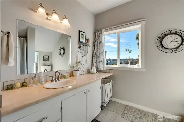 Upstairs full bath w/shower!