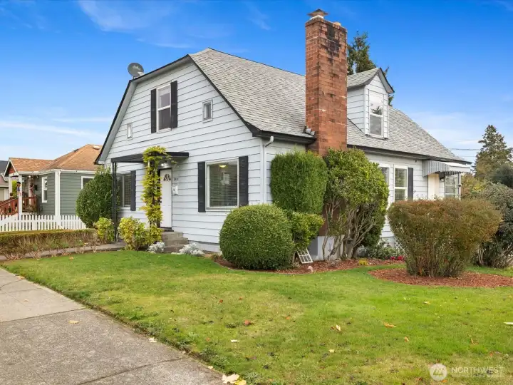 Charming legal duplex in a great location, near downtown Everett amenities.
