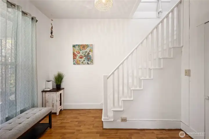 Oversized landing, possibility for small office space