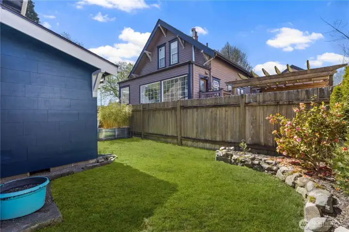 Even more garden space behind the house!