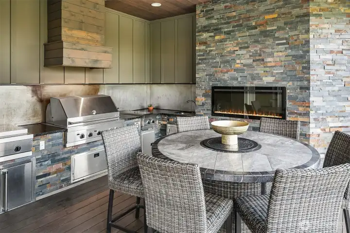 Outdoor professional grade Viking equipped kitchen.