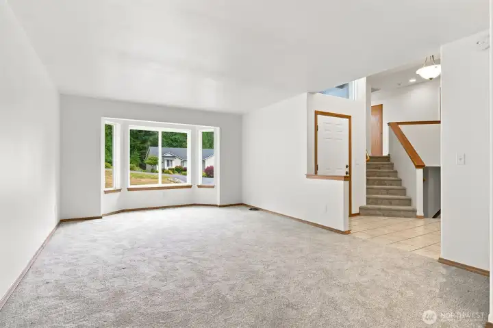 Huge formal living room and dining room off of the kitchen. Perfect for entertaining. Huge formal living room and dining room off of the kitchen. Perfect for entertaining.