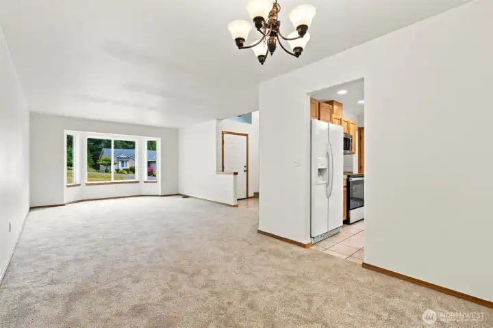 Dining room off of kitchen makes it easy to entertain or just clean up daily life. Dining room off of kitchen makes it easy to entertain or just clean up daily life.