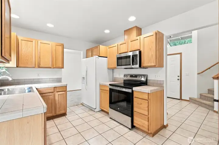 Ceramic tile in this beautiful open and well lit. Kitchen with dinette space. Ceramic tile in this beautiful open and well lit. Kitchen with dinette space.