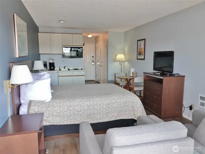 Studio unit w/ sitting area, full-size bed and kitchenette. Studio unit w/ sitting area, full-size bed and kitchenette.