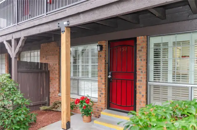 Welcome Home to this ground floor condo at Wedgewood Manor!