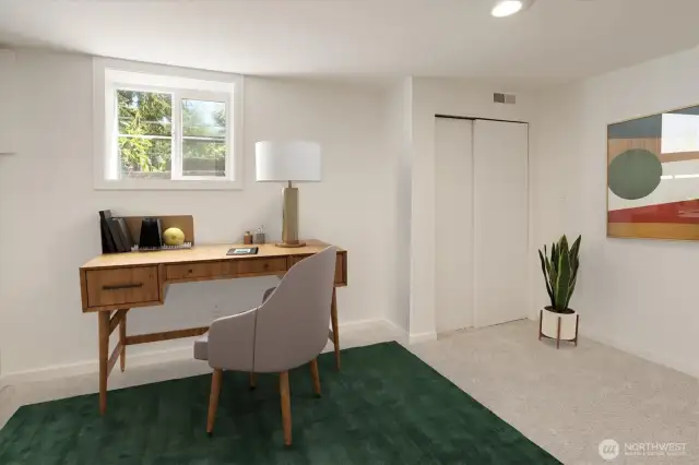 Den/office with closet & window, could be a non-conforming bedroom.