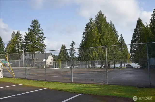Sports courts, free equipment rental at the pro shop.