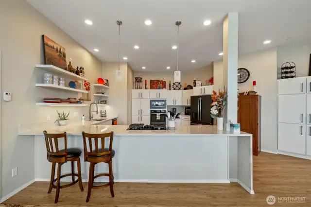 The eating bar and kitchen, very comfortable for guests to talk to the chef while you prepare the meals in this chefs kitchen!