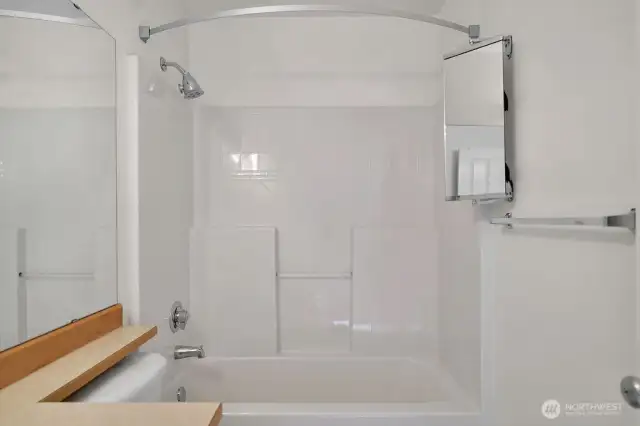 2nd bedroom bath