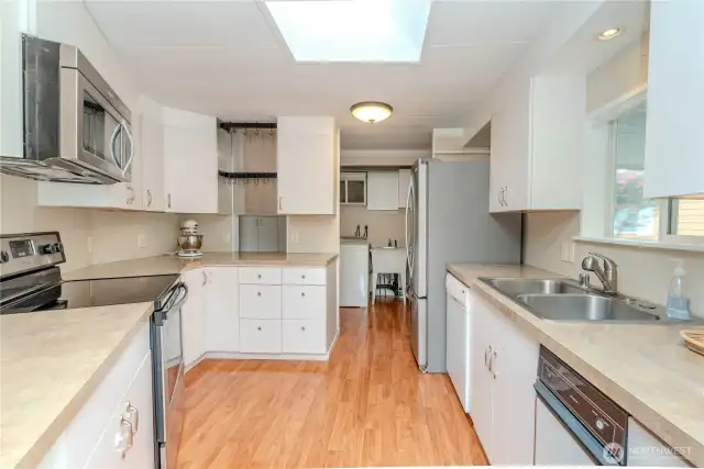 Large kitchen w/great features!