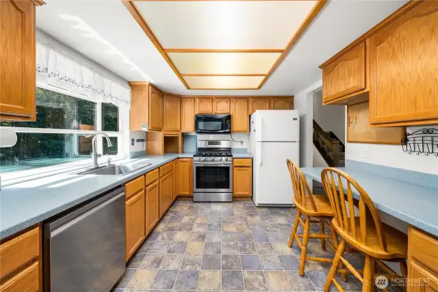 Updated kitchen with some SS appliances that stay