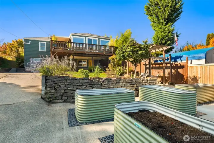 6 large garden beds for all your herbs, vegetables and flowers