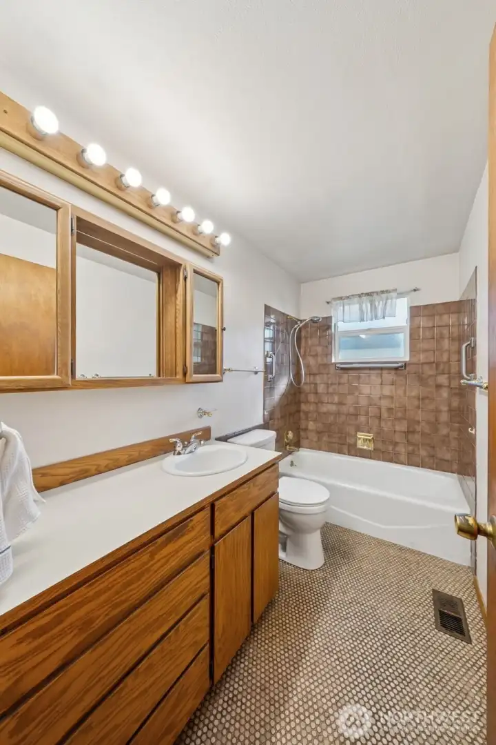 Full bath next to primary bedroom.