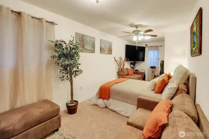 Main level guest bedroom