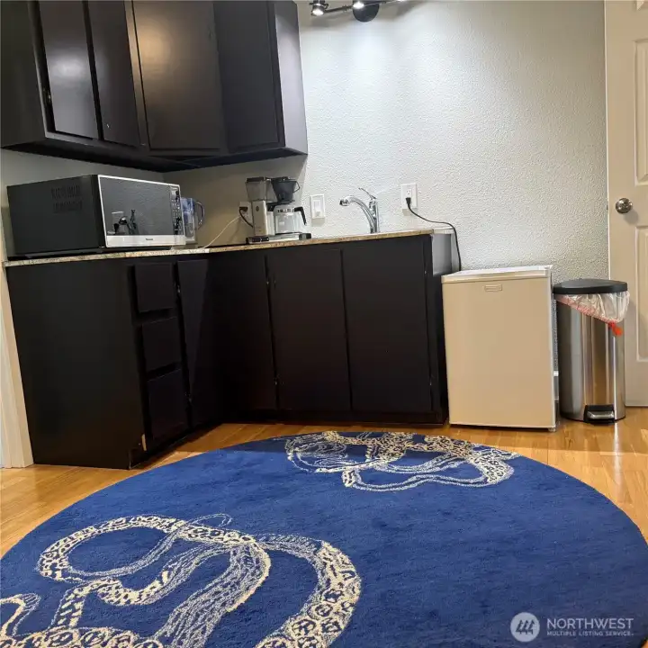 Downstairs entry way has a small coffee/entertainment bar