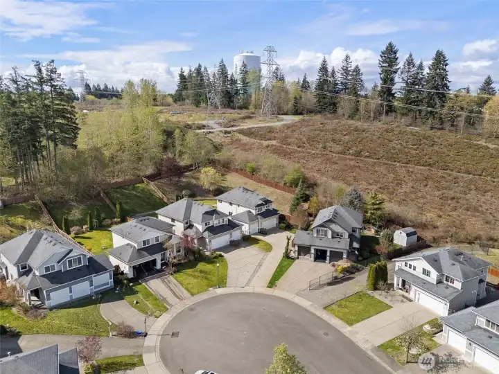 Green blet all around provides a very peaceful private space