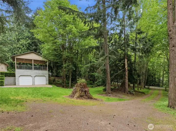 Detached garage/shop with separate driveway access