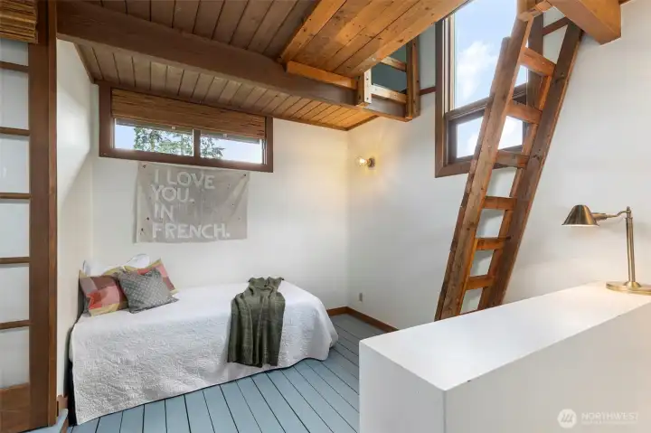 Stairs to loft for storage or sleep overs!! Stairs to loft for storage or sleep overs!!