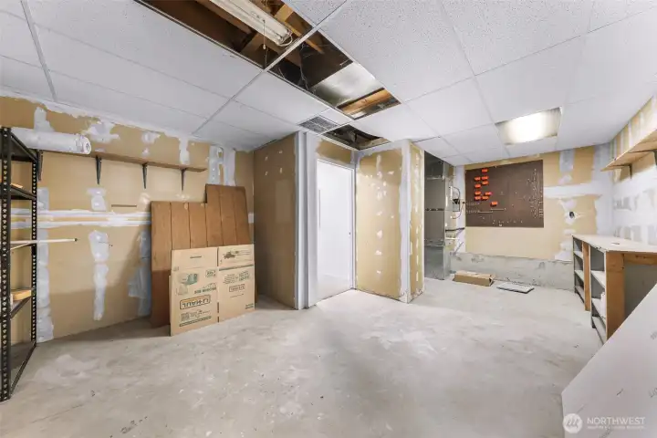 Awesome workshop/storage area next to garage