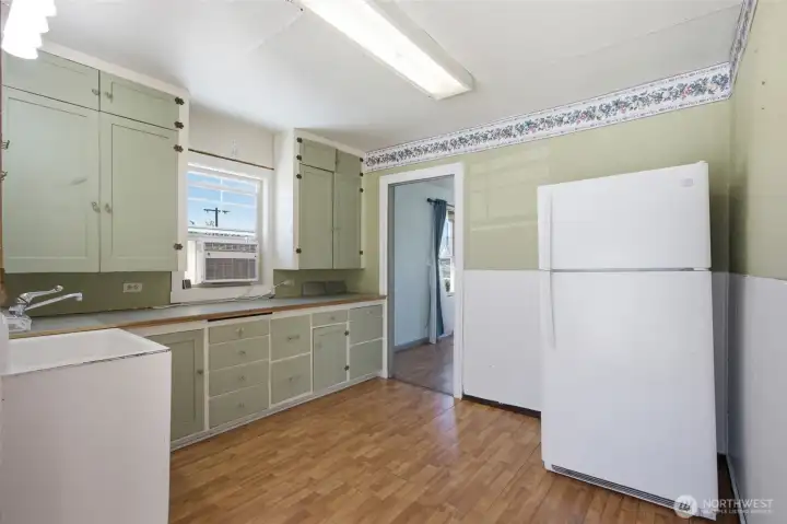 Kitchen (Range not photographed) Kitchen (Range not photographed)